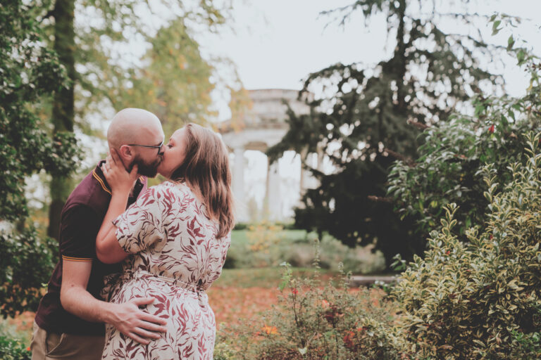 Photo portrait couple en extérieur.