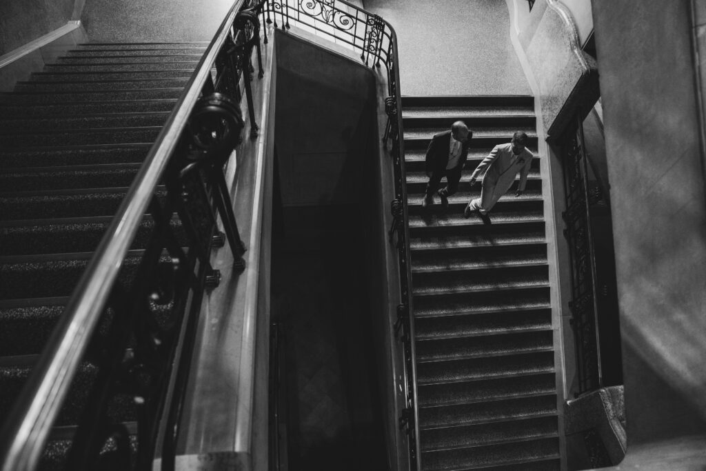 Mariage sur Lille, vue de haut des escalier de la mairie de Lille. Photographe mariage.